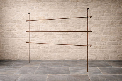 Muntons plantestøtte i stål, 150 x 200 cm, vist mot stenvegg og skiferfliser