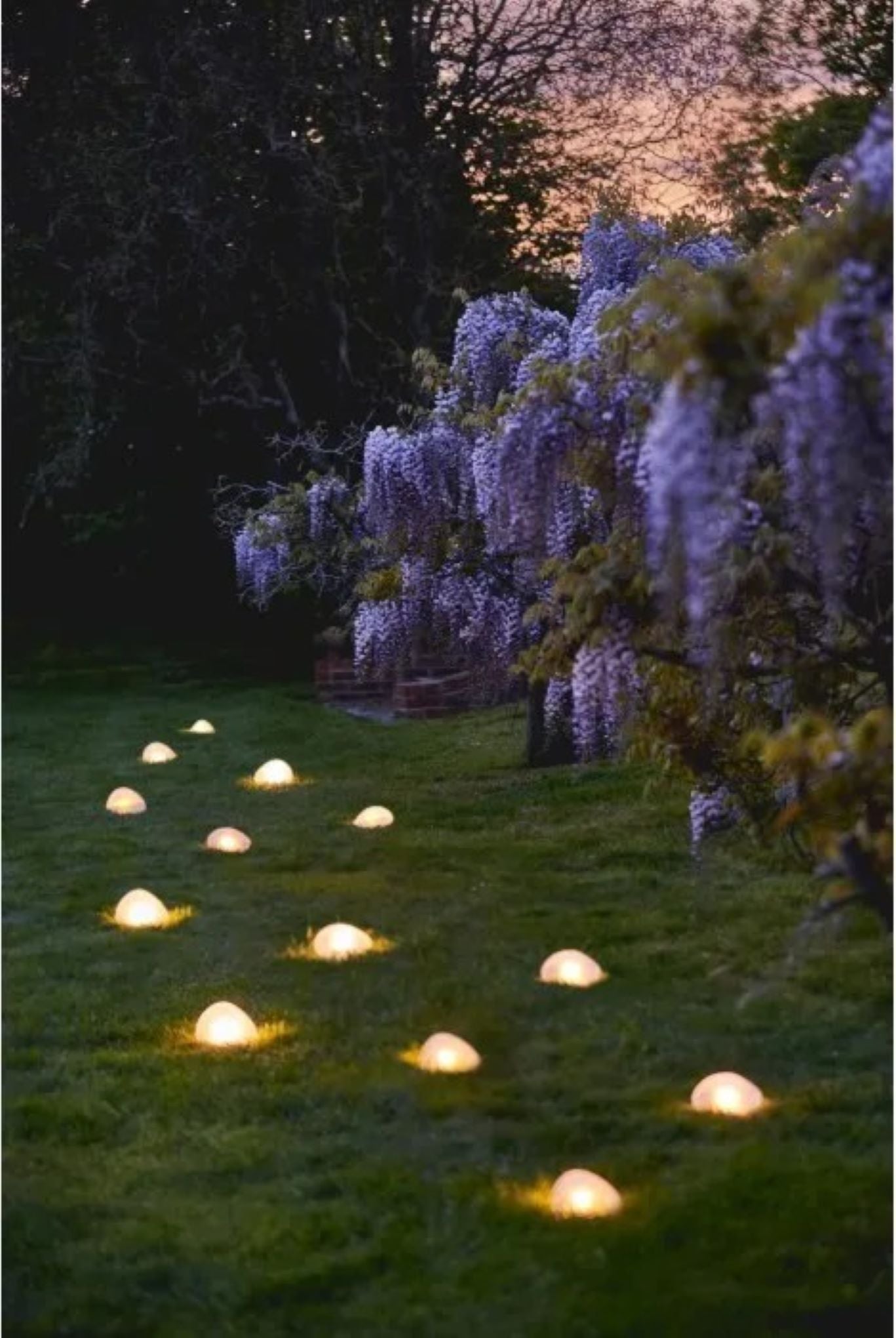 store og mindre solcellelanterner i matt hvitt glass pebble design til hage og uteplass med mykt lys