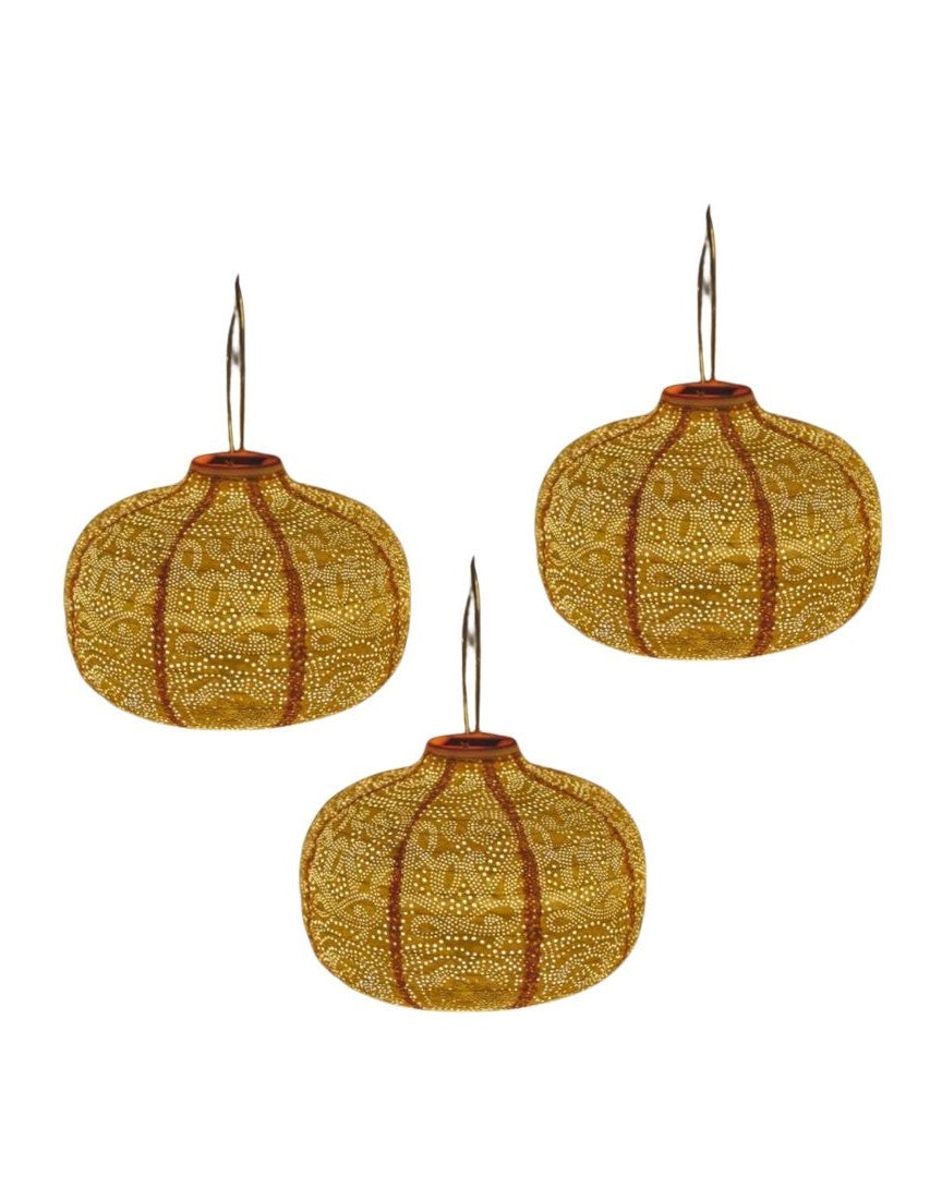 3 Pumpkin Yellow solcellelykter i gul farge hengt sammen for stemningsfull belysning i hage eller balkong