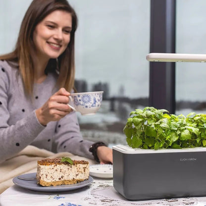 Smart Garden 9 Pro innendørs hage – dyrk enkelt friske urter, salat og tomater hjemme med automatisk vanning og LED-lys.