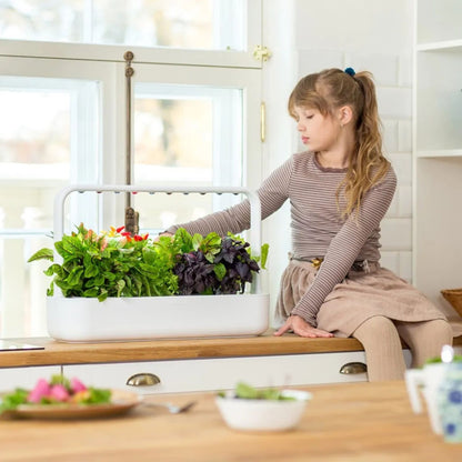 Click & Grow Smart Garden 9 hvit i moderne hjemmemiljø – stilfull innendørs kjøkkenhage med automatisk vanning og LED-lys.