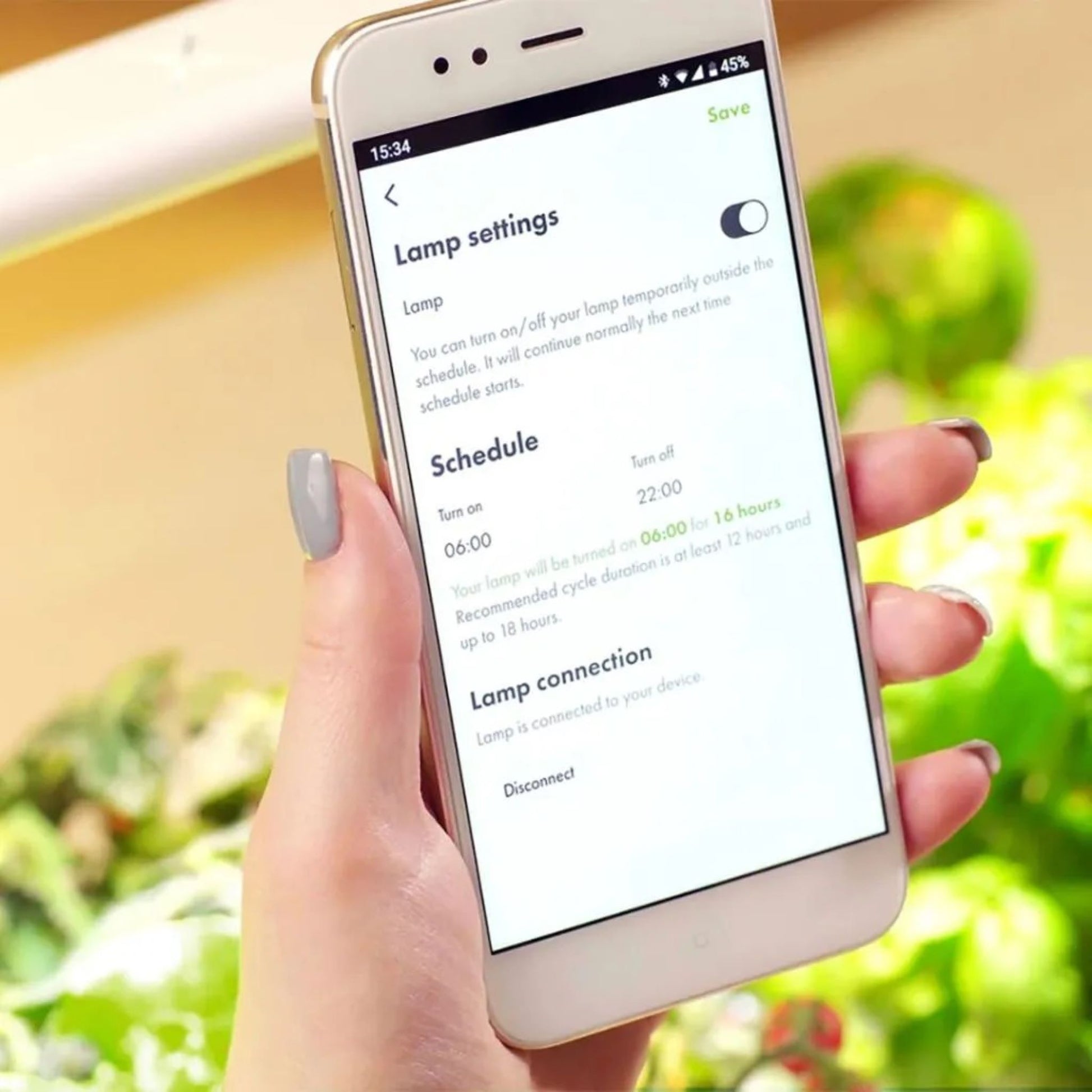 Click & Grow Smart Garden 9 Pro – app-kontrollert plantedyrker for å overvåke og justere innendørs urter og grønnsaker fra smarttelefonen.