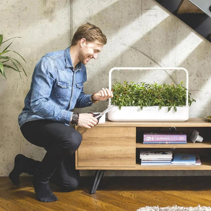 App-styrt plantedyrker Click & Grow Smart Garden 9 Pro i hjemmet – perfekt for innendørs kjøkkenhage året rundt.