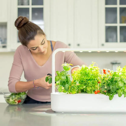 Hvit Smart Garden 9 Pro – dyrk økologiske urter, salat og tomater enkelt hjemme året rundt.