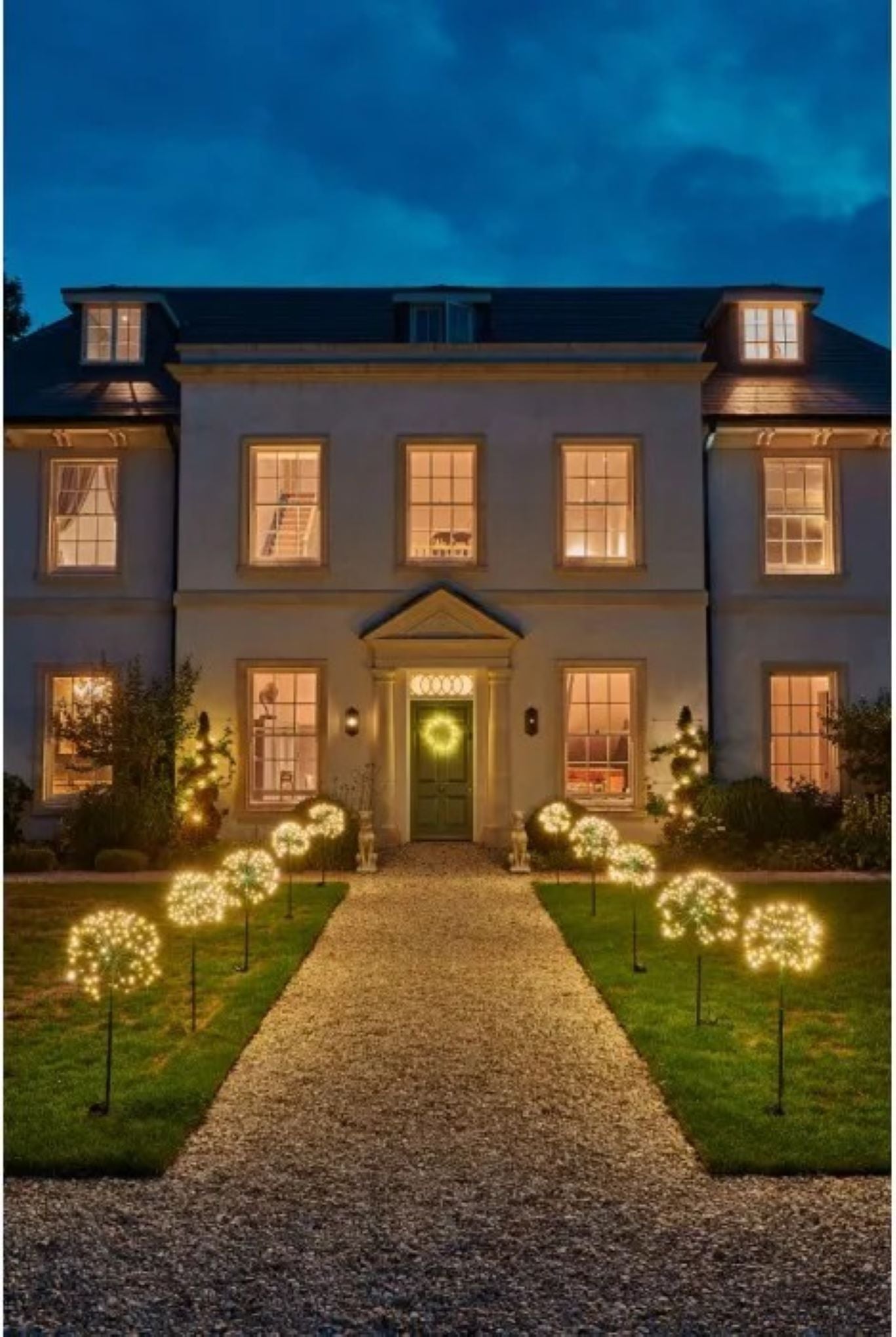 dandelion solcellelanterne langs hagegang med stemningsfull belysning