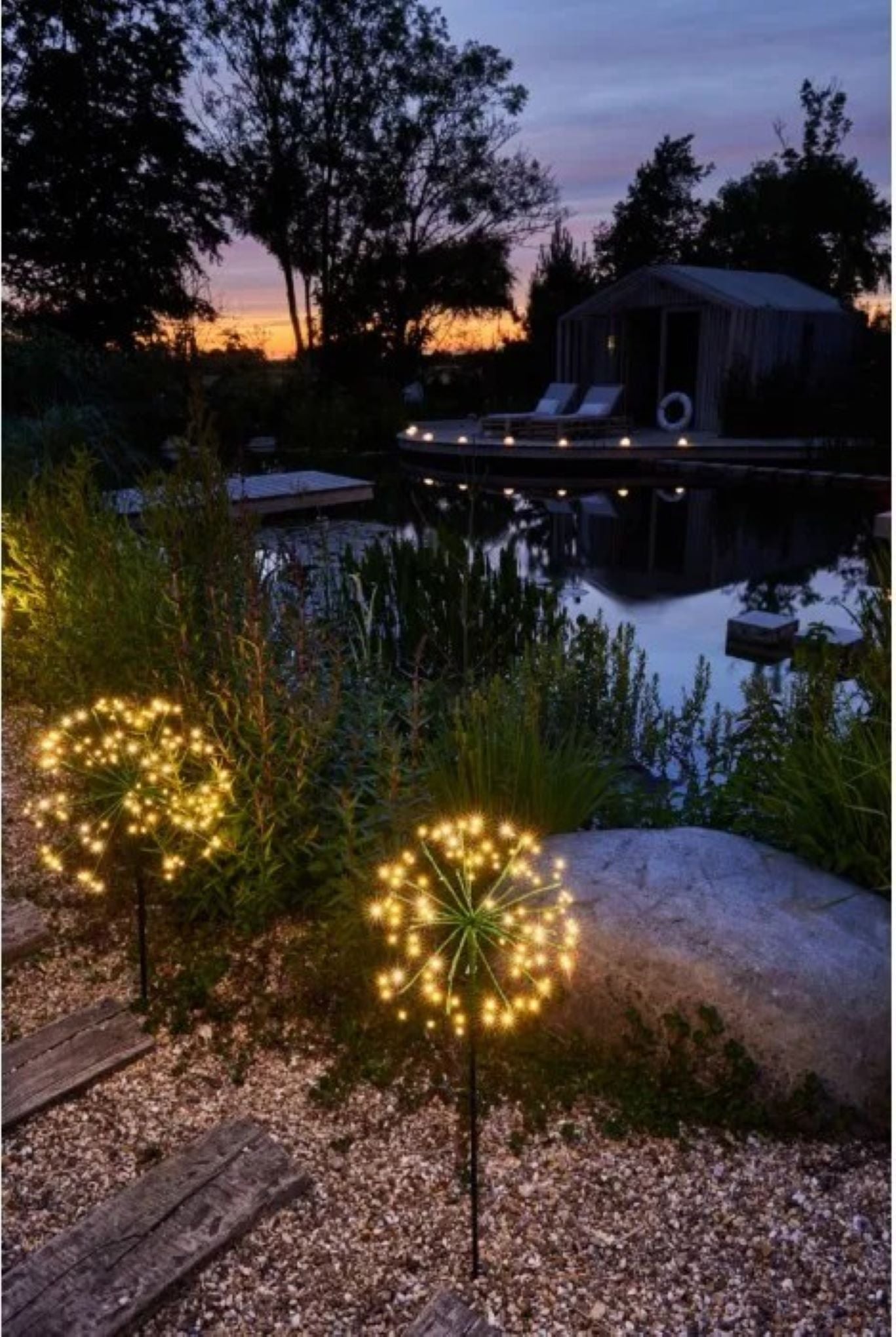 flere dandelion solcellelanterner i hage som gir glitrende og dekorativ belysning