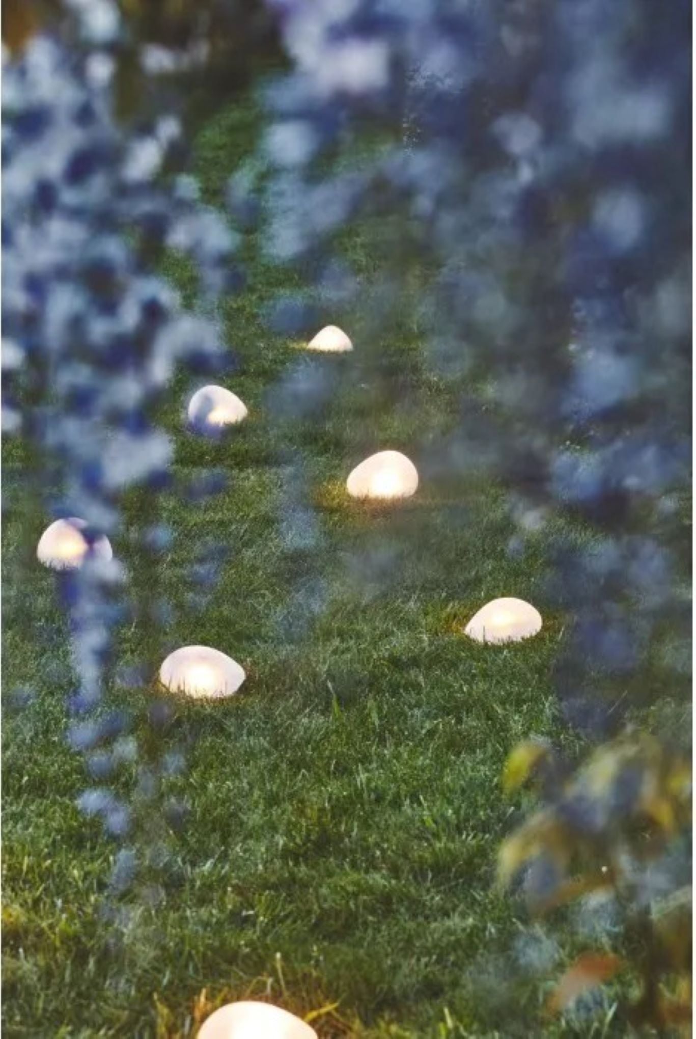 store og mindre solcellelanterner i matt hvitt glass pebble design til hage og uteplass med mykt lys