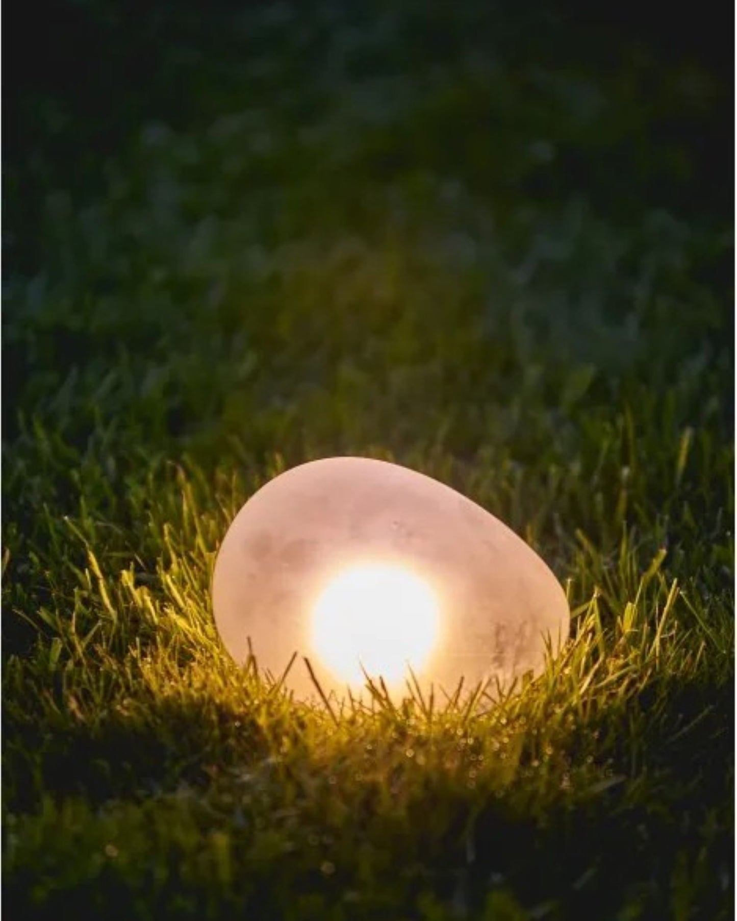 stor solcellelanterne i matt hvitt glass pebble design til hage og uteplass