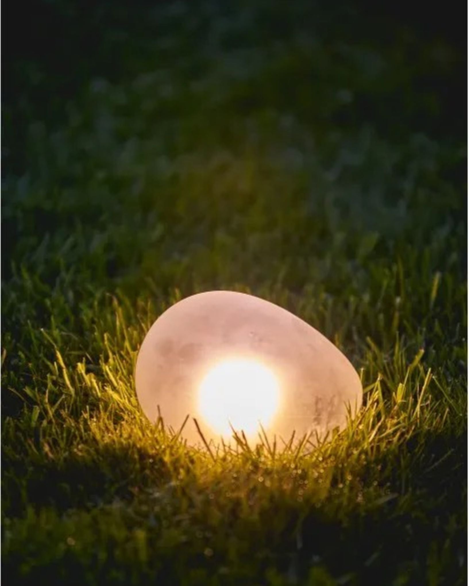 stor solcellelanterne i matt hvitt glass pebble design til hage og uteplass