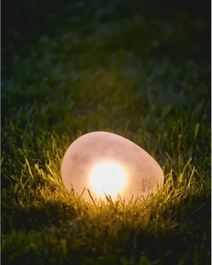 stor solcellelanterne i matt hvitt glass pebble design til hage og uteplass