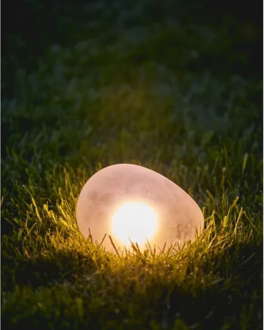 stor solcellelanterne i matt hvitt glass pebble design til hage og uteplass