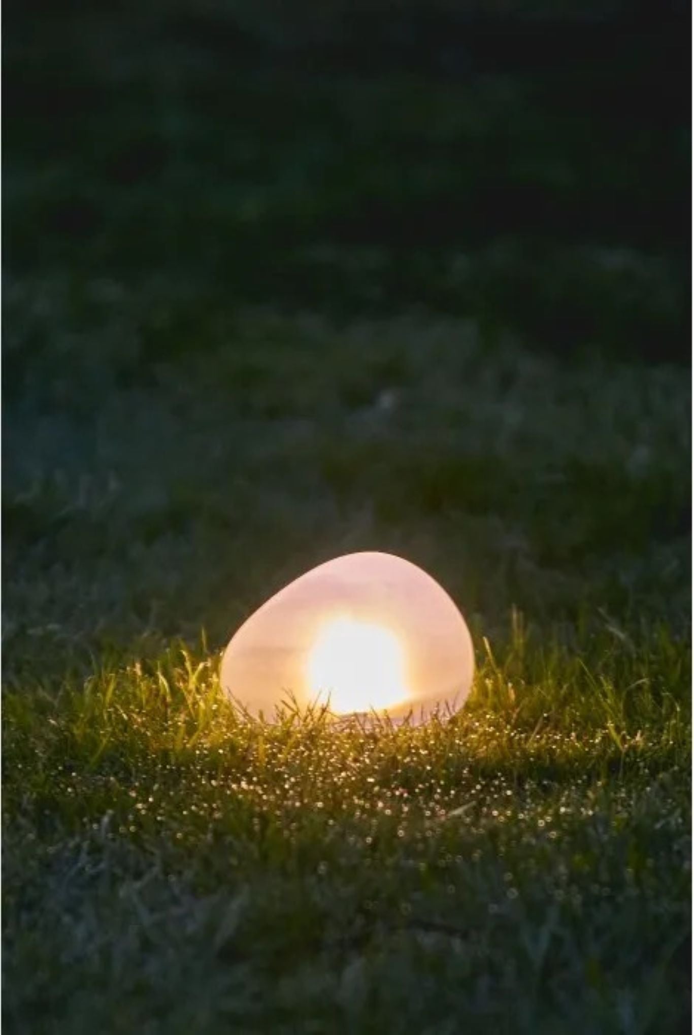 mindre solcellelanterne i matt hvitt glass pebble design til hage og uteplass med mykt lys