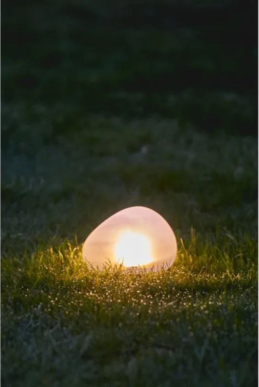 mindre solcellelanterne i matt hvitt glass pebble design til hage og uteplass med mykt lys