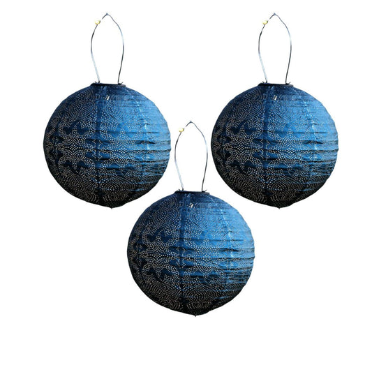 3 blå solcellelanterner i globe form til hage, terrasse og balkong med stemningsfull belysning