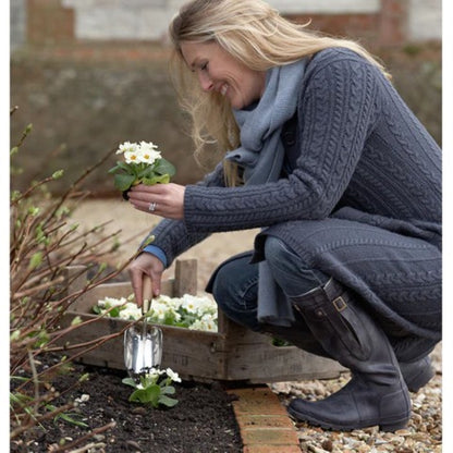 Håndspade brukt til planting i bed og krukker