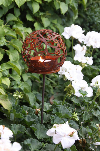 Telysholder Blom plassert i blomsterbed i hagen
