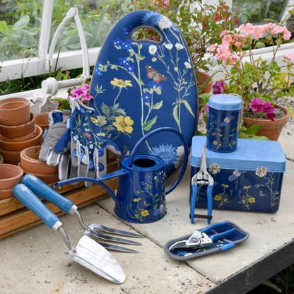 Innendørs vannkanne i galvanisert stål med 1 liter kapasitet sammen med resterende British Meadow serie.