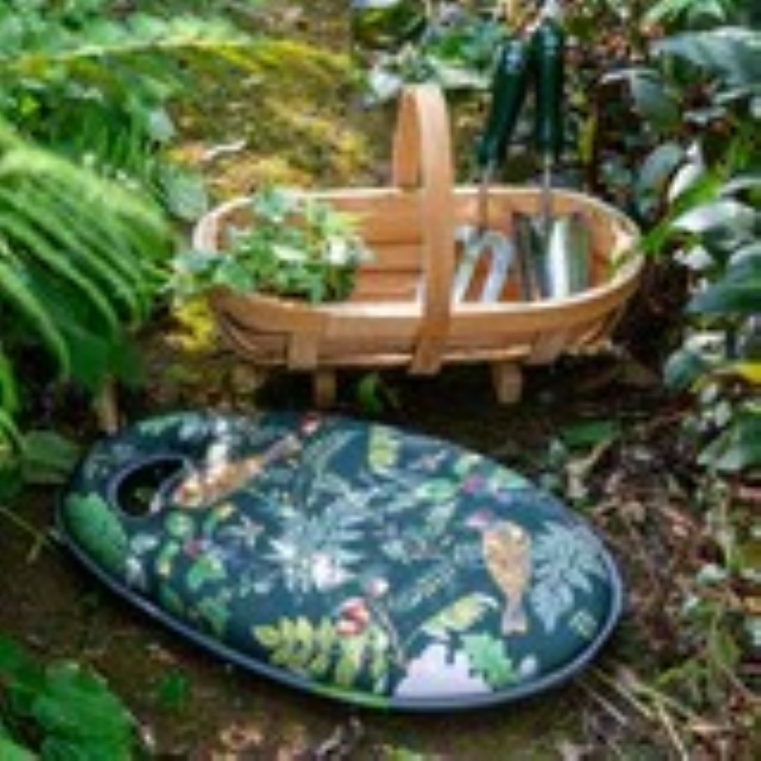 Detaljbilde av Woodland Wonders knepute med grønt botanisk mønster