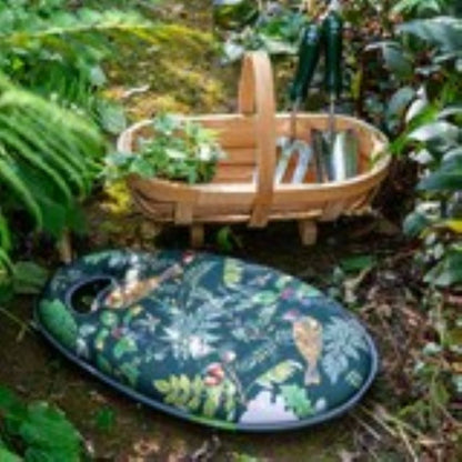 Detaljbilde av Woodland Wonders knepute med grønt botanisk mønster