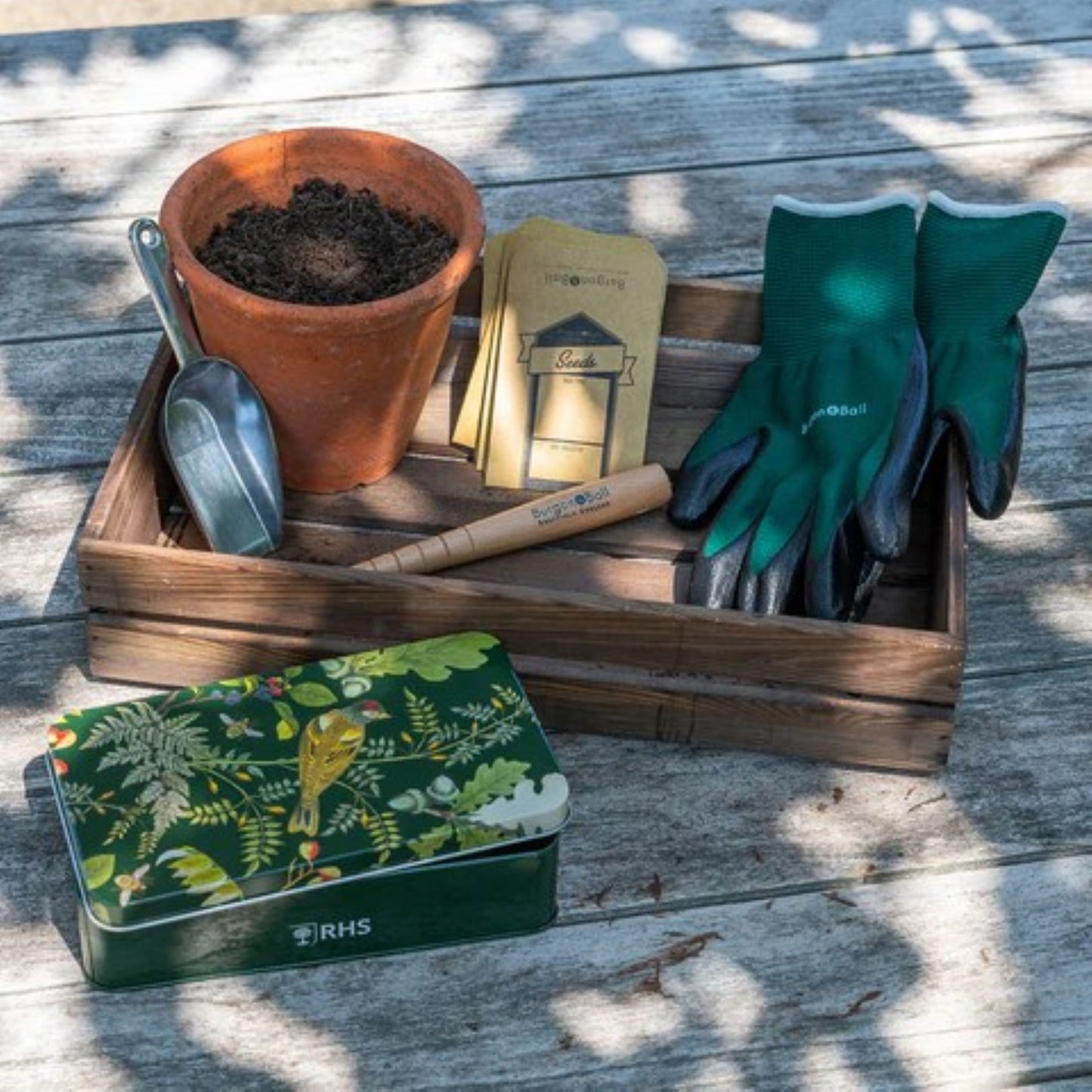 Såing av frø med jordskuffe og dibber fra Woodland Wonders sett